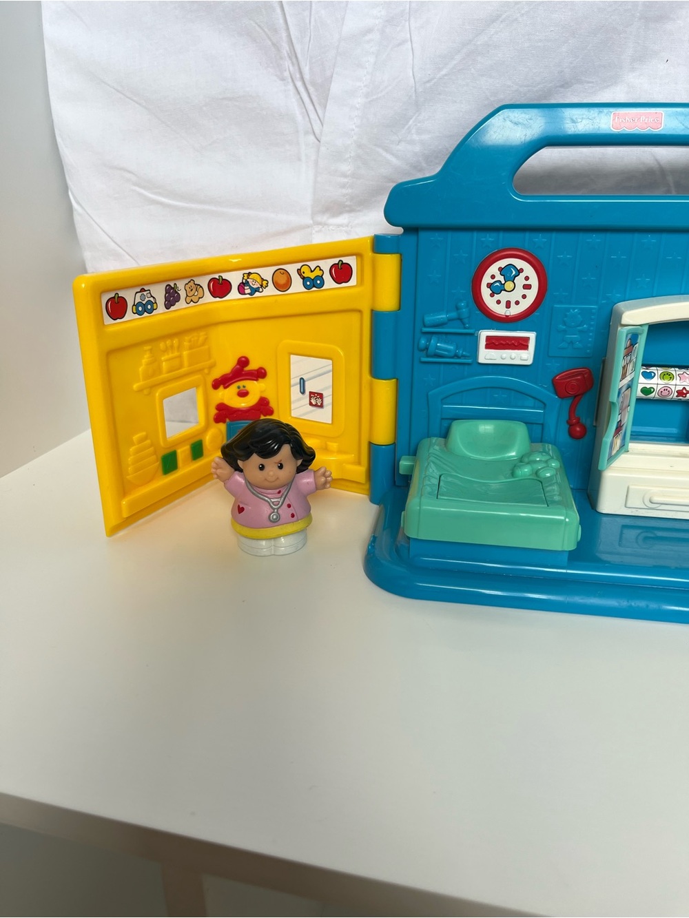 1999 Fisher Price Little People Eddies Doctor Visit office and Dr. Maria - Picture 2 of 9